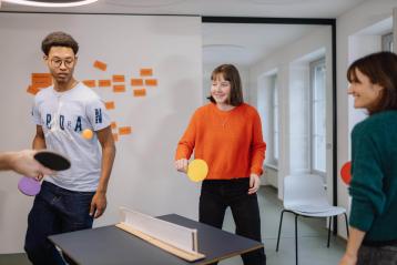 kleiner Basketballkorb an Tür