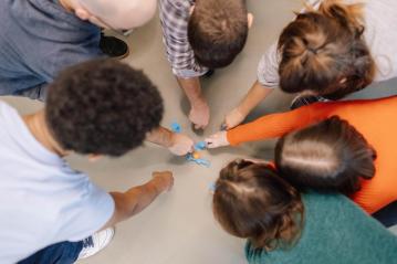 Personen heben ihre Bewegungstools vom Boden auf