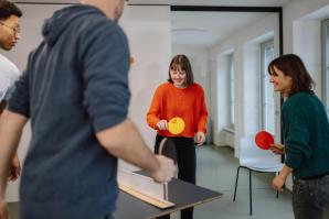 Hände nehmen Ping Pong schläger aus MoveBoard