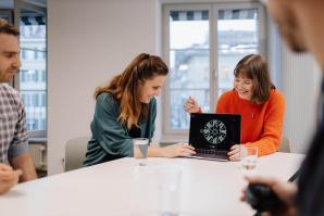 Klebezettel auf welchem das Wort «Gemeinsam» steht